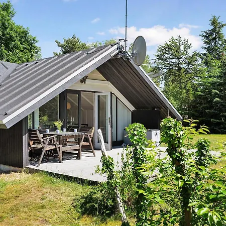 Dom wakacyjny Charming With Covered Terrace And Peaceful Nature Setting *